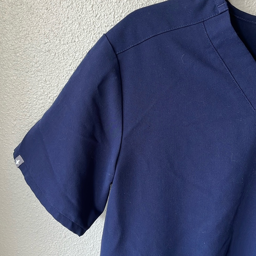 FIGS Chisec Three-Pocket Scrub Top XS - Picture 4 of 6